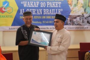 Read more about the article SERAH TERIMA WAKAF AL-QUR’AN BRAILLE OLEH ZAKATEL KEPADA UMMI MAKTUM VOICE