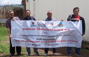 WAKAF SUMUR BOR, BANTU PENUHI KEBUTUHAN AIR BERSIH MASYARAKAT DAN PESANTREN